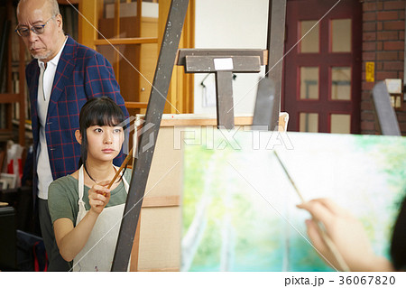 絵を描く若者とシニア 絵を描く若者とシニア 36067820