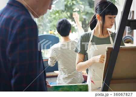 絵を描く女性 絵を描く女性 36067827