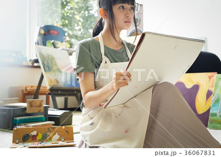 絵を描く女性 絵を描く女性 36067831