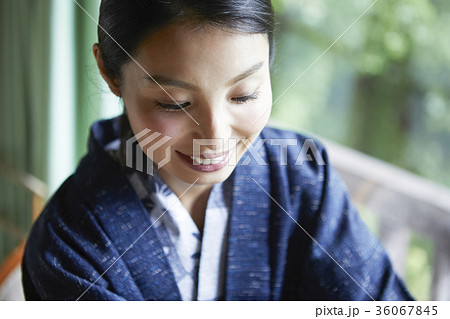 温泉旅行を楽しむ女性 36067845