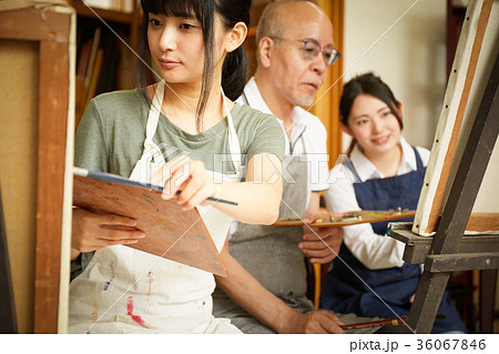 絵を描く若者とシニア 絵を描く若者とシニア 36067846