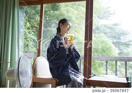 旅館でビールを飲む女性 旅館でビールを飲む女性 36067847