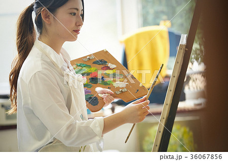 絵を描く女性 36067856
