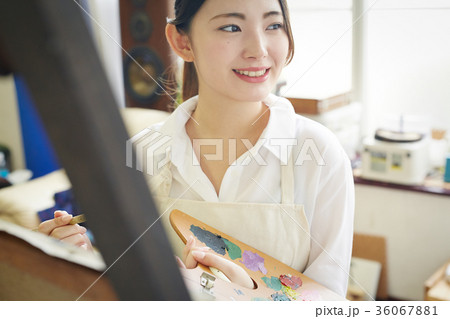 絵を描く女性 絵を描く女性 36067881