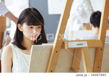 絵を描く女性 36067895