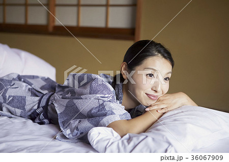 旅館でくつろぐ女性 36067909