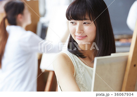絵を描く女性 36067934