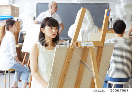 絵を描く女性 絵を描く女性 36067963