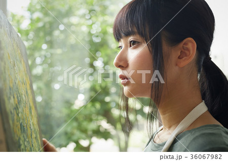 絵を描く女性 絵を描く女性 36067982