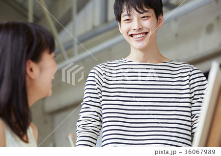 絵を描く若者 絵を描く若者 36067989