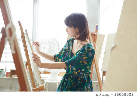 絵を描く女性の写真素材