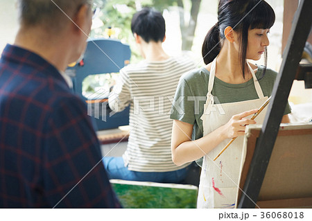 絵を描く若者 絵を描く若者 36068018
