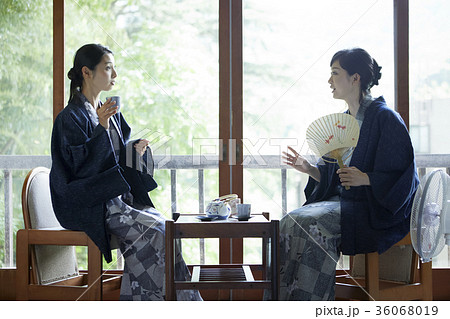 温泉旅行を楽しむ女性 36068019