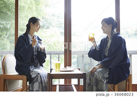 旅館でビールを飲む女性 36068023