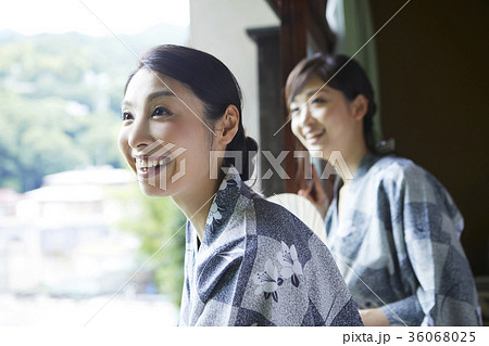 温泉旅行を楽しむ女性 36068025