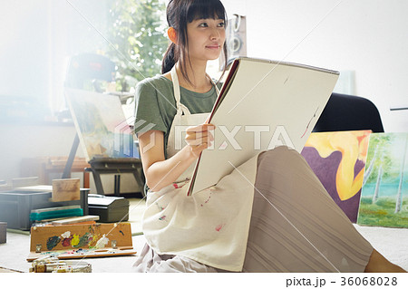 絵を描く女性 36068028