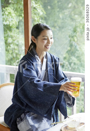 旅館でビールを飲む女性 36068029