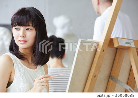 絵を描く女性 絵を描く女性 36068038