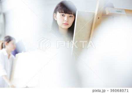 絵を描く女性 絵を描く女性 36068071