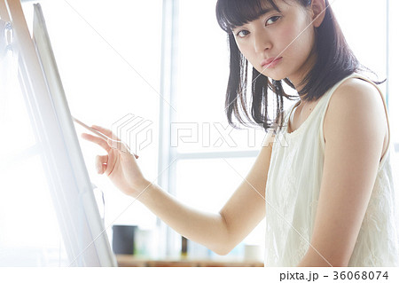 絵を描く女性 36068074