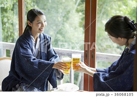 旅館でビールを飲む女性 旅館でビールを飲む女性 36068105