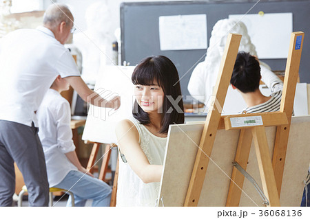 絵を描く女性 36068136