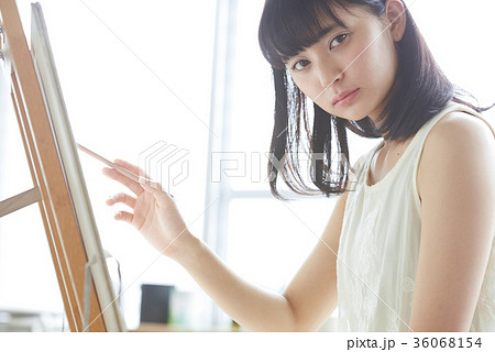 絵を描く女性 36068154