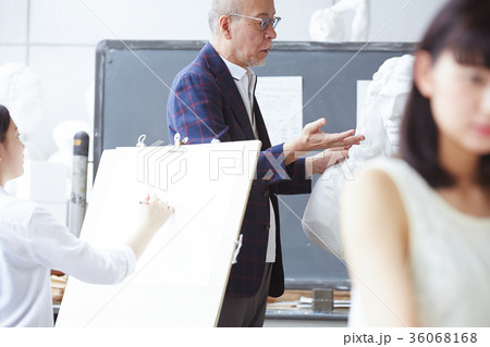 絵を描く若者とシニア 絵を描く若者とシニア 36068168