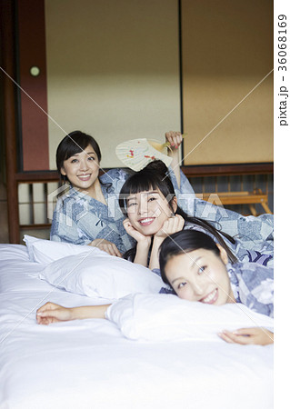 旅館でくつろぐ女性 36068169