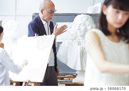 絵を描く若者とシニア 36068170