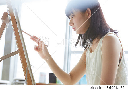 絵を描く女性の写真素材