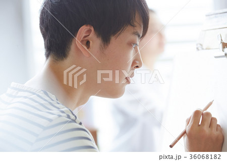 絵を描く若者 絵を描く若者 36068182