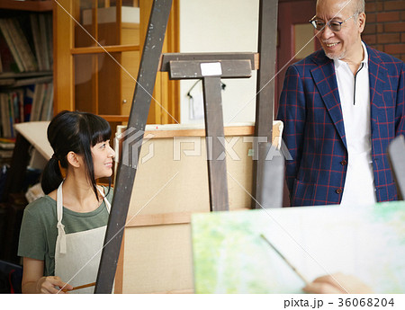 絵を描く若者とシニア 絵を描く若者とシニア 36068204