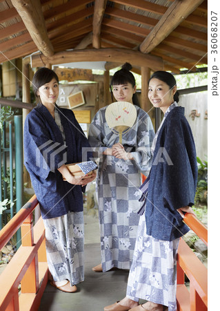 温泉旅行を楽しむ女性 36068207