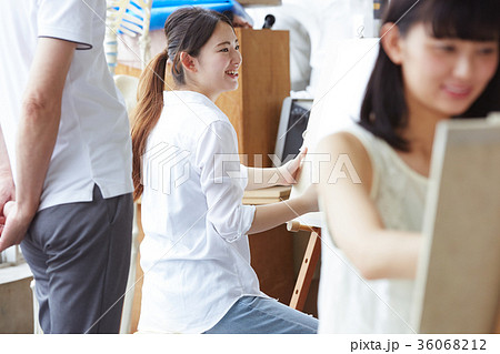 絵を描く女性 36068212