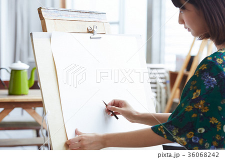 絵を描く女性 36068242