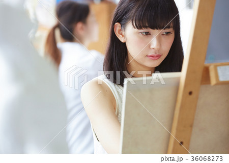 絵を描く女性の写真素材