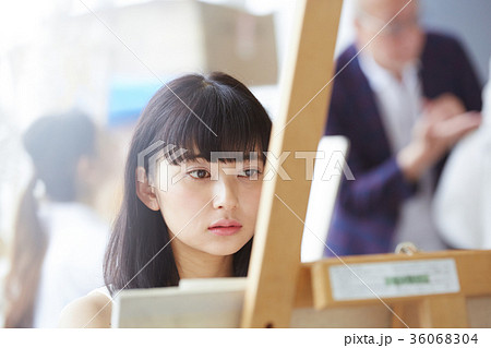 絵を描く女性 36068304