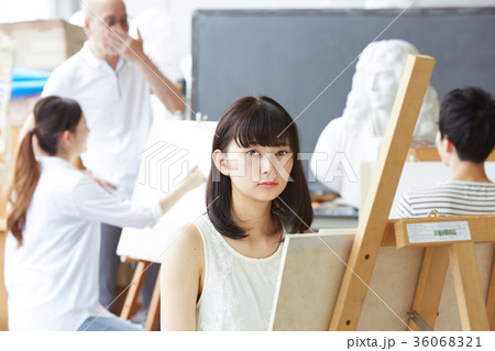 絵を描く女性 絵を描く女性 36068321