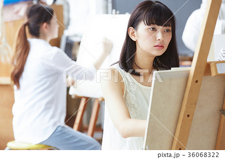 絵を描く女性 36068322