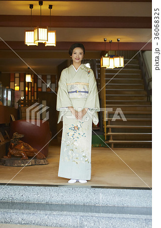 旅館の女将 36068325