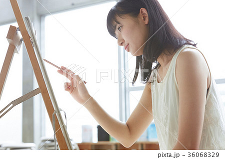 絵を描く女性 絵を描く女性 36068329