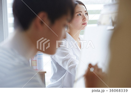 絵を描く女性 絵を描く女性 36068339