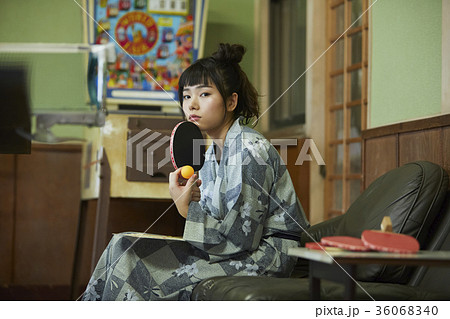 温泉の娯楽室にいる女性 36068340