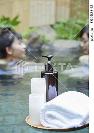 露天風呂に入る女性 36068342