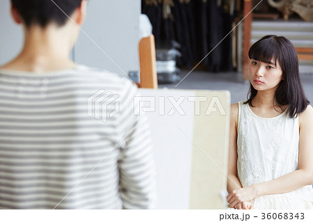 絵のモデルをする女性 絵のモデルをする女性 36068343