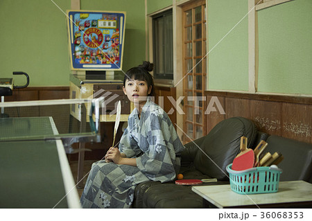 温泉の娯楽室にいる女性 36068353