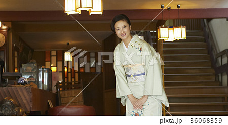 旅館の女将 36068359