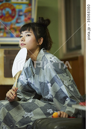 温泉の娯楽室にいる女性 36068360