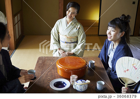 旅館の女将 36068379